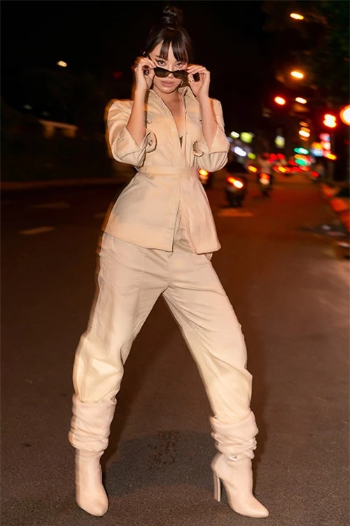Trái với vẻ ngọt ngào của Khánh Vân, Kim Duyên tạo vẻ cá tính bằng boots cổ ngắn kết hợp với quần dài và vest đồng điệu. Chăm chỉ luyện tập