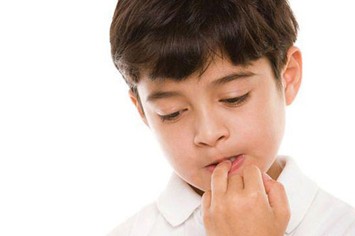 Trẻ thường xuyên cắn móng tay dễ nhận 3 hậu quả này, cha mẹ cần ngăn chặn ngay