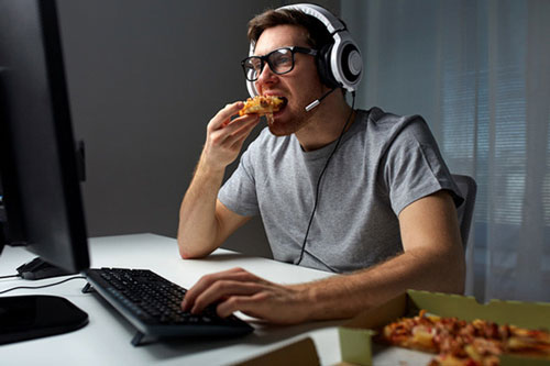 Vừa chơi game vừa tranh thủ ăn uống: Nguyên nhân, tác hại và cách khắc phục