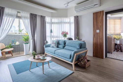 Ghế sofa và thảm trải sàn màu xanh dương mang đến cảm giác yên bình, tĩnh lặng.