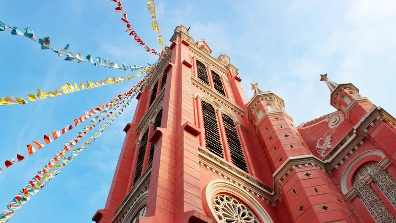 Nhà thờ Tân Định được thiết kế theo phong cách La Mã với các yếu tố kiến trúc Gothic và Phục hưng. Từ bên ngoài vào đến bên trong, tất cả đều một màu hồng rực rỡ. Nhà thờ Tân Định được thiết kế theo phong cách La Mã với các yếu tố kiến trúc Gothic và Phục hưng. Từ bên ngoài vào đến bên trong, tất cả đều một màu hồng rực rỡ.