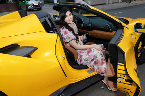 Huỳnh Tiên lái xe 10 tỷ đồng đi sự kiện