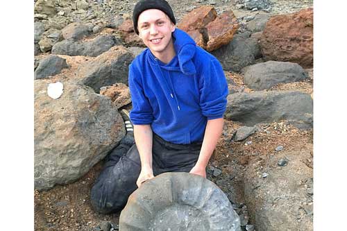 Dạo biển, 2 sinh viên kéo được sinh vật lạ khỏi "mộ đá" 115 triệu năm