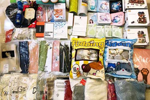 Kỉ niệm 8 năm yêu nhau, chàng trai "quốc dân" mua 800 món quà tặng bạn gái