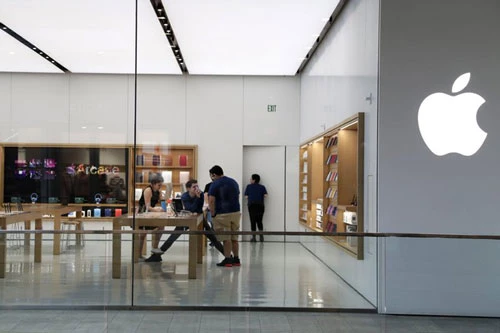 Nhân viên làm việc tại một cửa hàng Apple Store đóng cửa trong đợt bùng phát dịch COVID-19 tại Miami (Ảnh: AP)