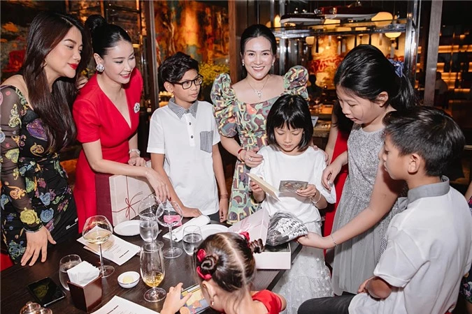 Trương Ngọc Ánh, Hà Kiều Anh (từ trái qua) cũng đưa các con của họ đến dự sinh nhật của An Như.
