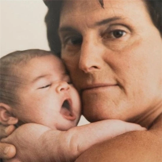 Kylie Jenner đăng bức ảnh chưa từng tiết lộ của cô với bố - cựu vận động viên Olympic Bruce Jenner. Kylie chào đời năm 1997 là con út của ông Bruce trong số 6 người con từ ba cuộc hôn nhân.