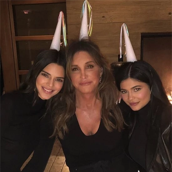 Chị gái Kylie là siêu mẫu Kendall Jenner cũng đăng ảnh tri ân bố.