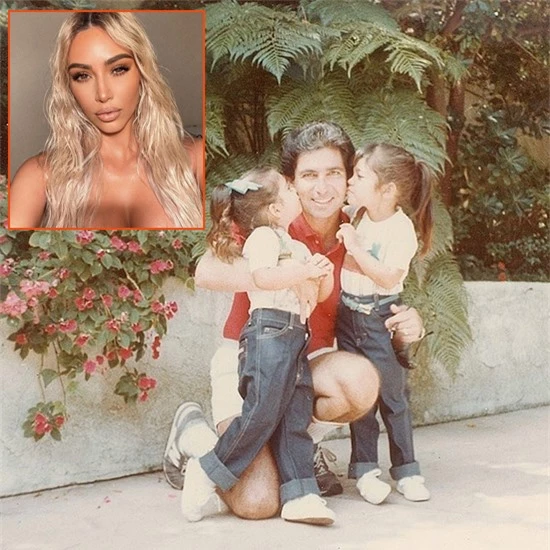 Kim Kardashian chia sẻ khoảnh khắc ngày nhỏ trong vòng tay cha. Bố cô - luật sư Robert Kardashian - đã qua đời nhiều năm. Cô nhắn nhủ bố nơi thiên đường: Con ước bố ở đây để chúng ta mừng Fathers Day cùng nhau xiết bao! Con xin gửi lời chúc mừng đến người cha tuyệt vời nhất thế gian!.