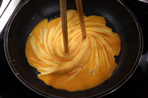 Đầu bếp Nhật trổ tài làm món trứng chiên cuộn, chưa ăn mà đã cảm thấy ngon 