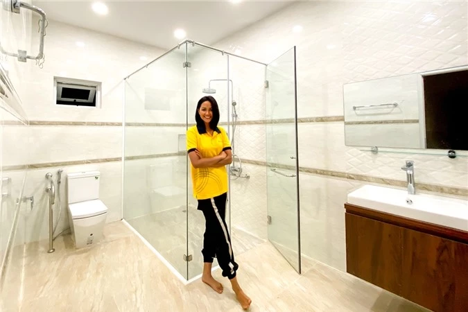 Nhà vệ sinh được HHen xây dựng kỹ lưỡng, phù hợp cho bố mẹ sử dụng, từ chất liệu gạch ít trơn đến tay cầm vịn an toàn.