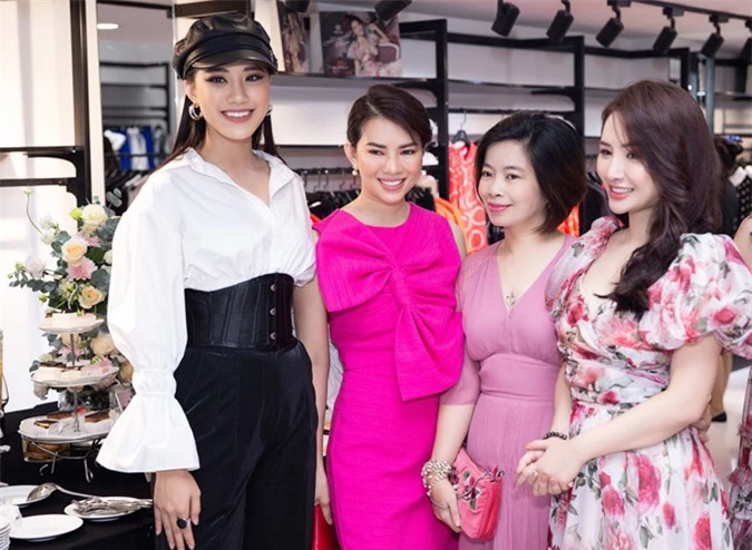 Á hậu Kim Duyên (đội mũ) hội ngộ Hoa hậu Ngọc Anh Anh (váy hoa) và một số doanh nhân.