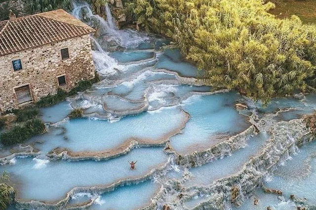 Khám phá suối nước nóng bậc thang 'độc nhất vô nhị' ở Italia