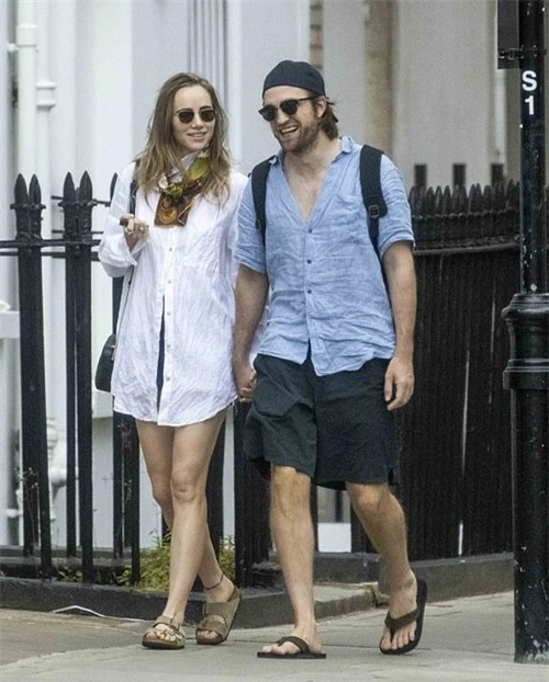 Robert Pattinson và Suki Waterhouse thoải mái ra phố uống cafe vào cuối tuần qua khi dịch bệnh đã thuyên giảm ở Anh.
