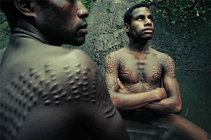 Tập tục cắt da bí ẩn ở Papua New Guinea - ảnh 1