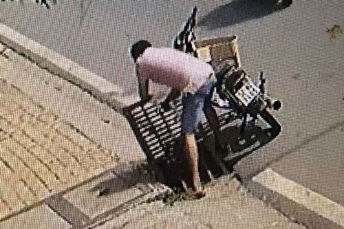 Thanh niên trộm nắp cống ở Bình Dương - Ý thức ở đâu?