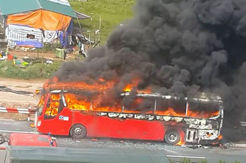 Vì sao xe khách liên tục bốc cháy khi đang lưu thông?