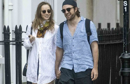 Robert Pattinson cười tươi bên bạn gái siêu mẫu
