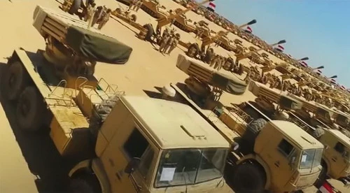 Quân đội Ai Cập đã dồn một lực lượng lớn tới biên giới Libya. Ảnh: Al Masdar News.