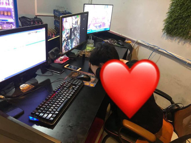 Nhân viên ngủ quên không thu tiền khách, ông chủ quán net không nổi giận mà còn đưa 4 triệu khi biết lí do...