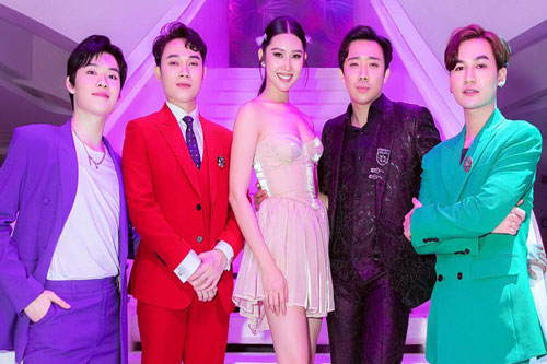 Thúy Ngân khoe vẻ gợi cảm giữa dàn 'trai đẹp'