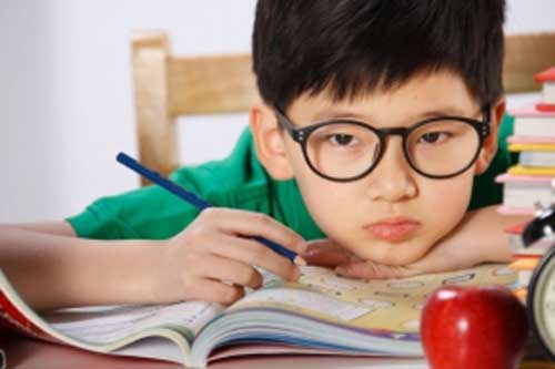 Thấy trẻ có 6 dấu hiệu bất thường, phụ huynh nên cho con đi khám mắt ngay, đừng chần chừ