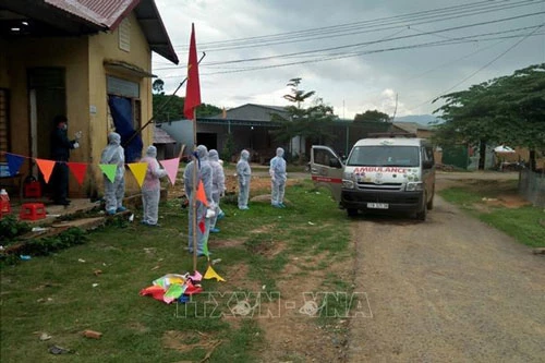 Xe cứu thương bàn giao thi thể bệnh nhân tử vong cho ngành y tế và gia đình tại xã Quảng Hòa, huyện Đắk G’Long, tỉnh Đắk Nông. (Ảnh: TTXVN)