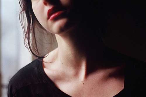 Thấy món quà cưới người cũ gửi tặng chồng tôi khóc "ngất lên ngất xuống" tới mức phải nhập viện ngay đêm tân hôn