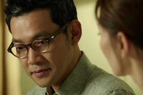 Bức ảnh trong ngăn bàn hé lộ mối quan hệ giữa bố chồng giàu có và chị dâu nghèo khổ