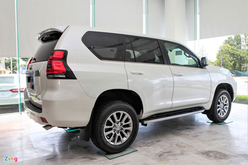 Cận cảnh Toyota Land Cruiser Prado 2020 giá 2,379 tỷ đồng tại Việt Nam