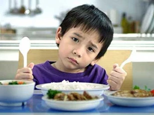 Sai lầm của cha mẹ khiến trẻ càng ngày càng lười ăn, còi cọc