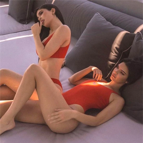 Kendall hơn Kylie hai tuổi nhưng giống nhau và thân thiết như chị em sinh đôi. Trong khi Kylie sở hữu vóc dáng đồng hồ cát nóng bỏng, Kendall có dáng chuẩn mẫu hơn với chiều cao 1,79 m.