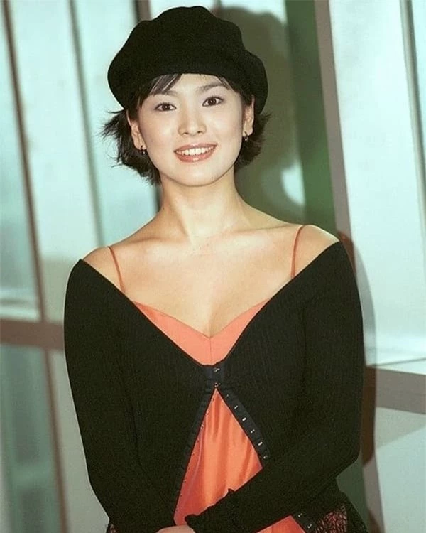 Loạt ảnh cũ của Song Hye Kyo thuở đôi mươi gây sốt trở lại: Nhan sắc ngọt ngào và ăn mặc gợi cảm lạ thường 2