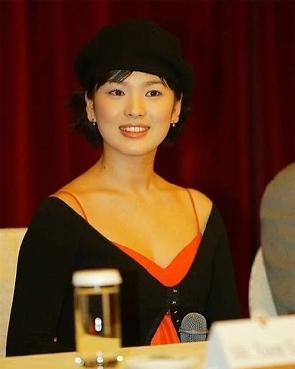 Loạt ảnh cũ của Song Hye Kyo thuở đôi mươi gây sốt trở lại: Nhan sắc ngọt ngào và ăn mặc gợi cảm lạ thường 3