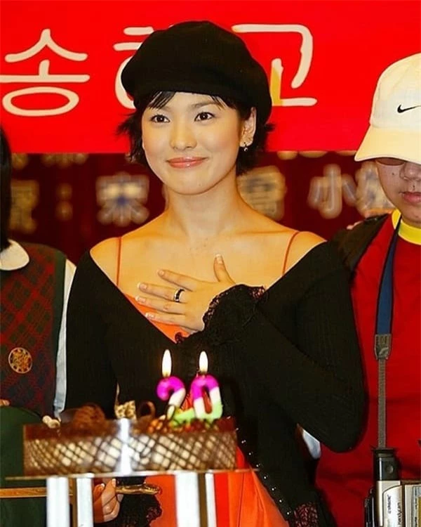 Loạt ảnh cũ của Song Hye Kyo thuở đôi mươi gây sốt trở lại: Nhan sắc ngọt ngào và ăn mặc gợi cảm lạ thường 5