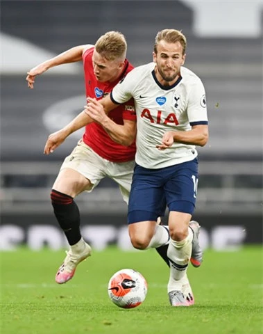 Harry Kane (áo sáng) đi bóng trong trận gặp M.U