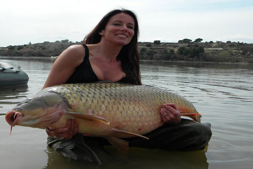 Nữ cần thủ xinh đẹp tóm gọn ‘cụ cá chép’ nặng 28kg