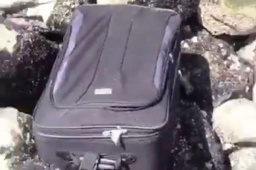 Ra ngoài quay TikTok, 2 cô gái "tái mặt" khi phát hiện điều kinh hoàng ẩn chứa trong vali trôi dạt bên sông