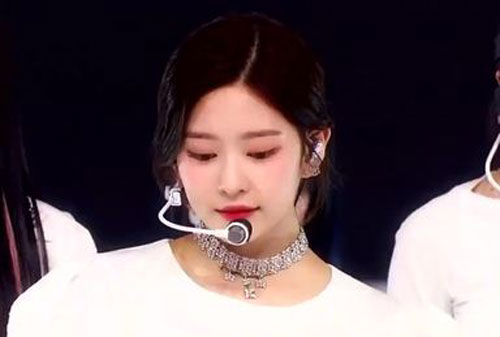 Fan IZONE tranh cãi vì Jang Won Young bị 'cướp' vị trí center