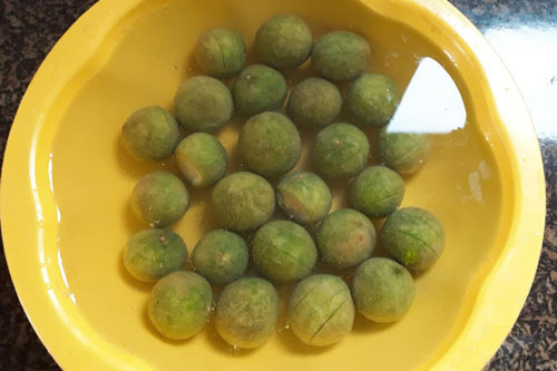 Hướng dẫn làm sấu ngâm đường giòn ngon không bị đóng váng