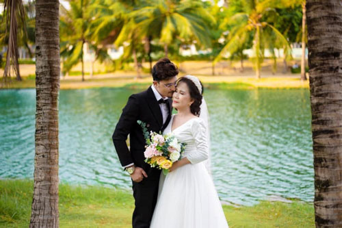 Xuất hiện bức ảnh đám cưới của cô dâu 65 tuổi và chồng Tây: Thực hư thế nào?