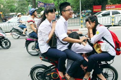 Nhiều em học sinh đi xe đạp điện như "làm xiếc" trên đường phố.
