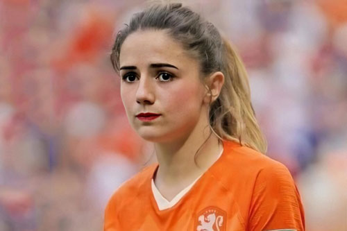 'Bông hồng sân cỏ' học 8 năm chưa thể tốt nghiệp đại học