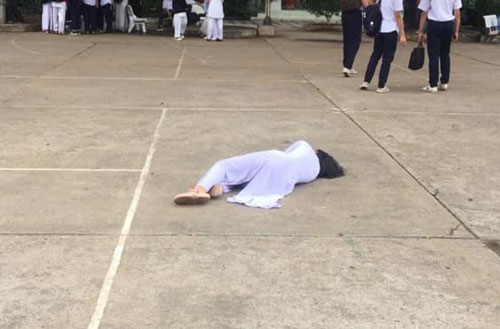 Nữ sinh 'hạ cánh' giữa sân trường mà chẳng ai quan tâm, lý do ngoài sức tưởng tượng của cộng đồng mạng