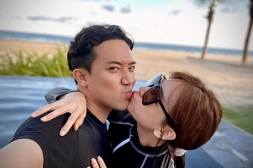 Trấn Thành tình cảm bên vợ