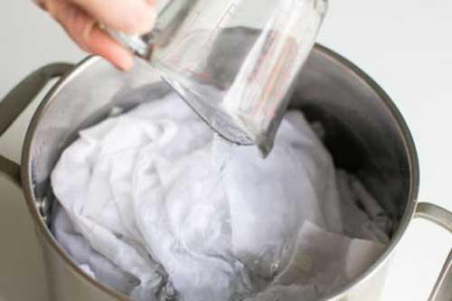 Không phải bột giặt hay thuốc tẩy, ngâm quần áo trắng ngả màu với "nước thần" sau 1 đêm là sạch như mới