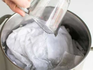 Không phải bột giặt hay thuốc tẩy, ngâm quần áo trắng ngả màu với "nước thần" sau 1 đêm là sạch như mới