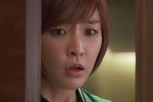 Nghe tiếng chồng cười khúc khích trong phòng tắm, tôi đạp cửa xông vào thì "chết lặng" trước những gì mình nhìn thấy