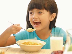 Chuyên gia dinh dưỡng bật mí 4 món mẹ nên cho con ăn mỗi sáng giúp bé thông minh, nhanh nhẹn