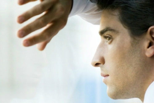 Tôi khó chịu khi luôn nghĩ bạn gái mình còn yêu người cũ